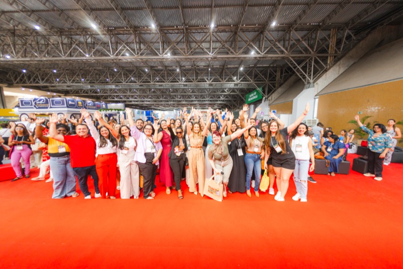 Grande grupo de alunas comemorando na MaraCakes Fair
