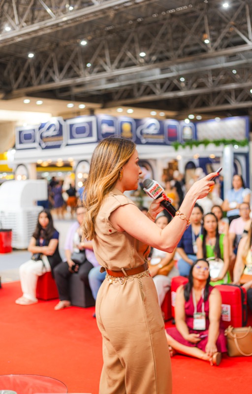 Pri Marçal palestrando com microfone na MaraCakes Fair